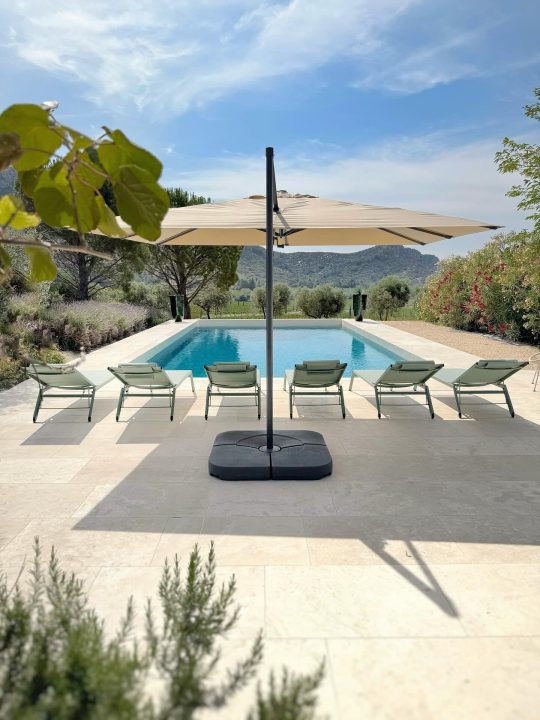 Piscine avec transats